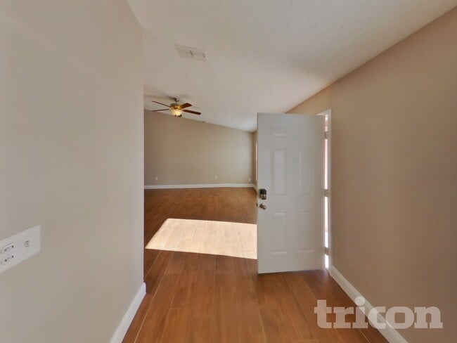 Building Photo - 10919 Livingston Dr