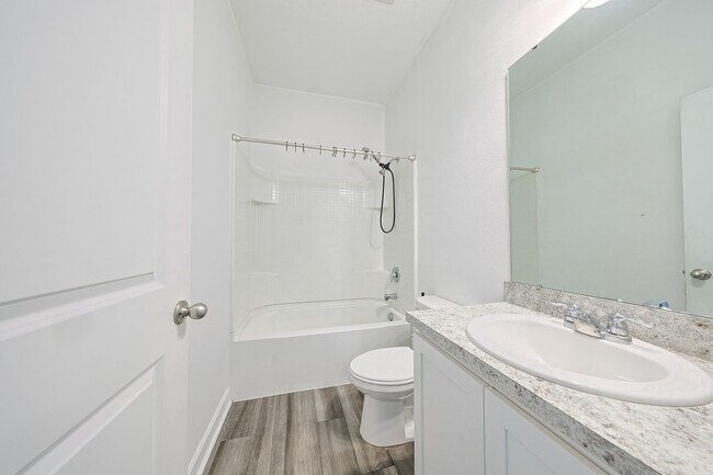 Building Photo - Beautiful Home 3/2/2 Home