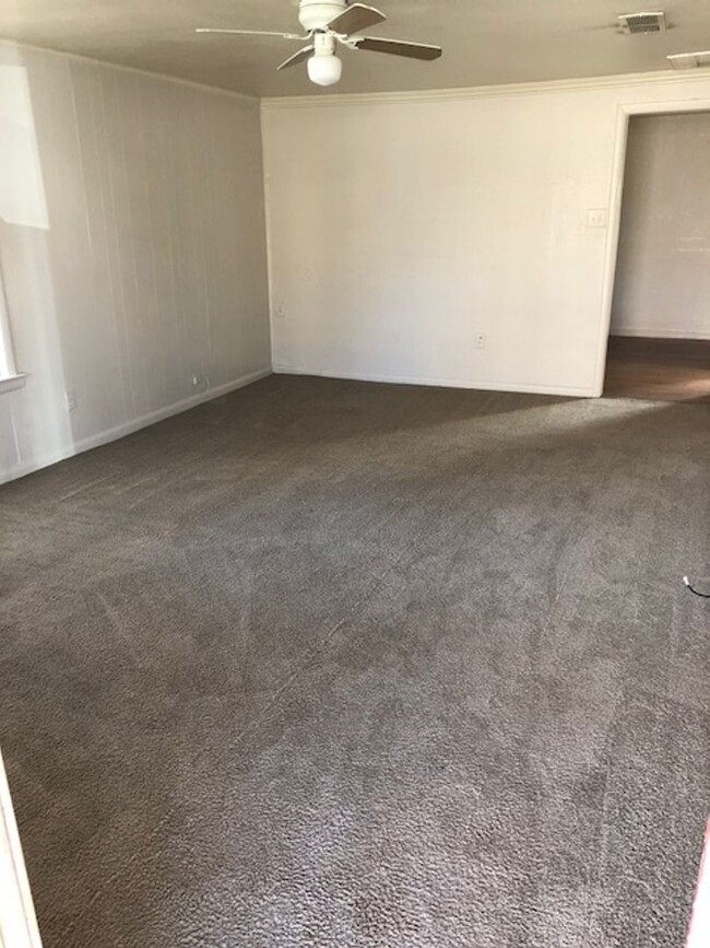 Building Photo - COZY 2 BEDROOM 1 BATHROOM HOUSE