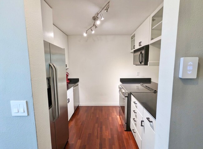 Building Photo - Stunning Sand Point Condo with Loft and Ba...