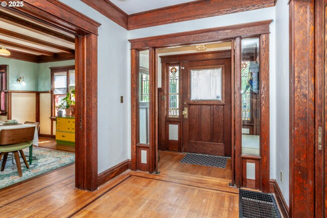 Foto del edificio - Grand 4-Bedroom Historic Home. Timeless El...