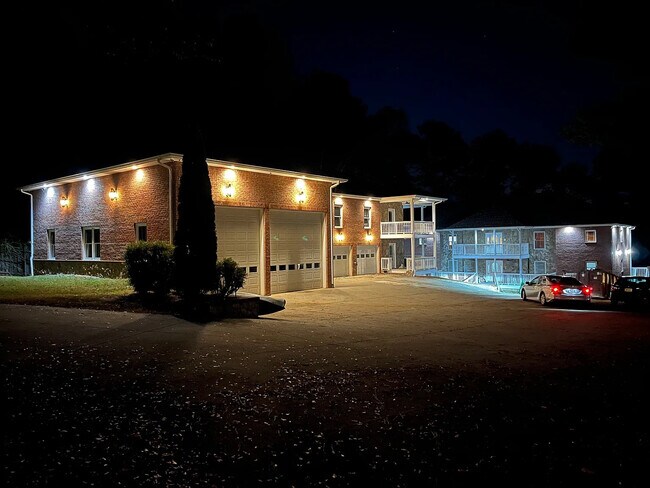 Building Photo - Room in Apartment on Little Mill Rd
