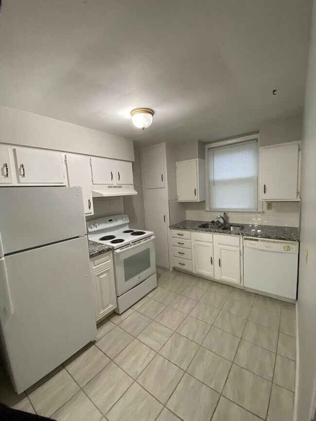 Building Photo - 943-945 Sheridan