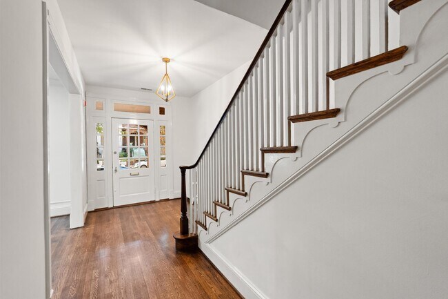 Foto del edificio - 2814 Bellevue Terrace NW