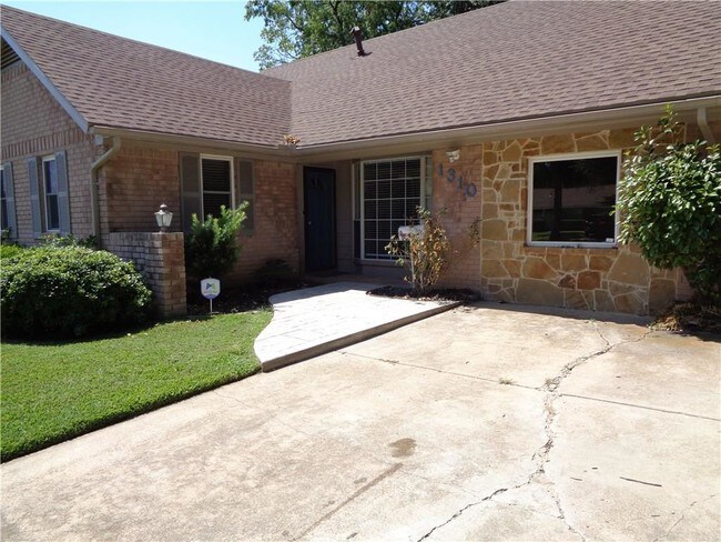 Building Photo - 1310 Doncaster St