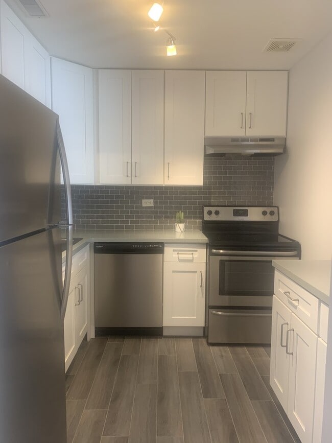 Building Photo - 1029 Des Plaines Ave