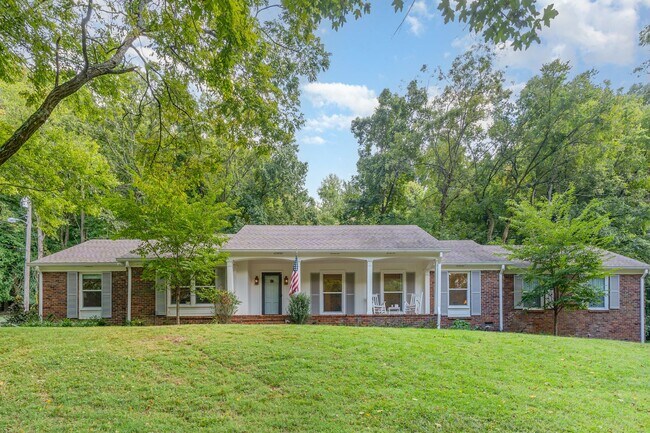 Foto del edificio - 5817 Fredericksburg Drive – Forest Hills |...