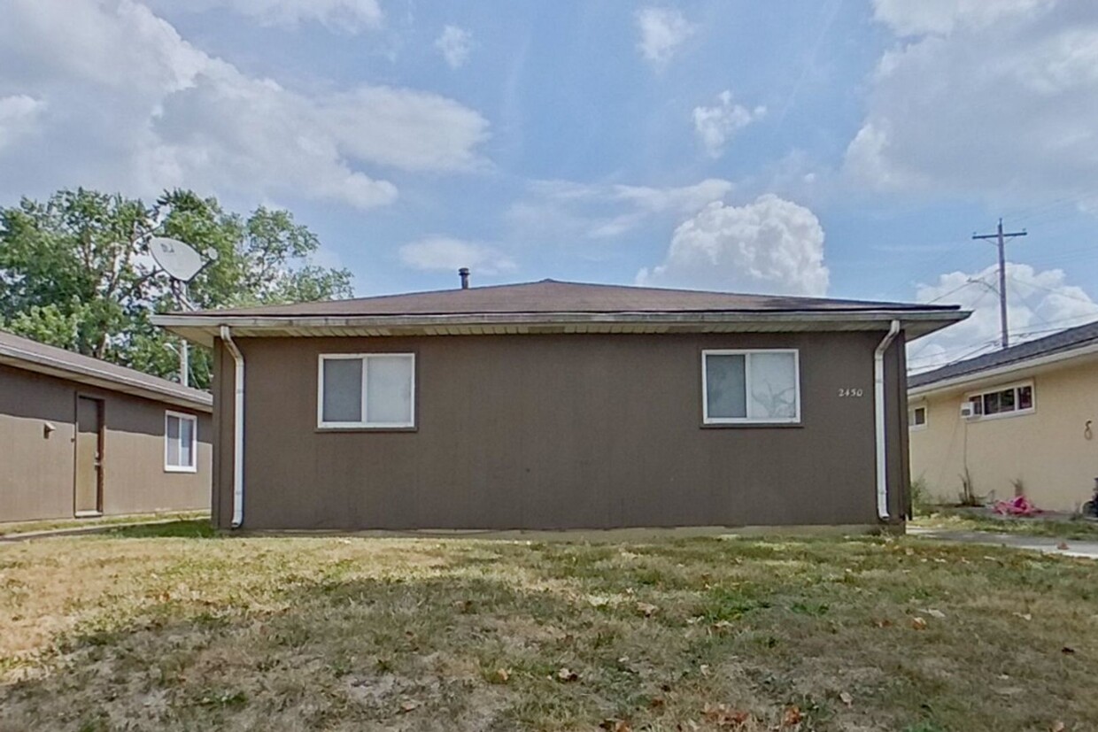 Primary Photo - 2450-2452-2452 Hiawatha St