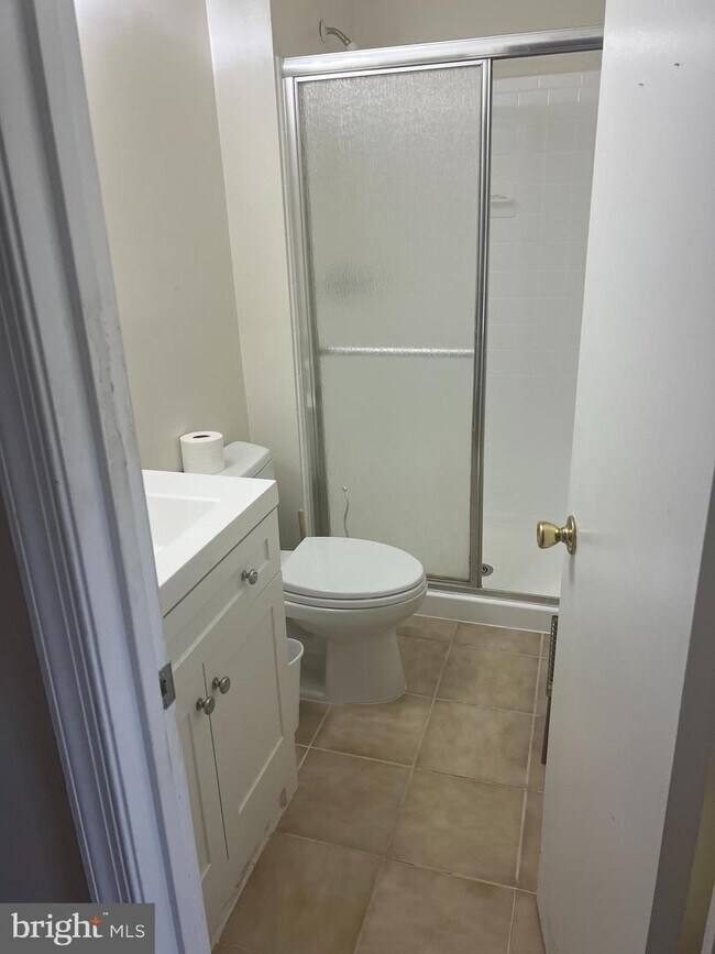 14 Normandy Square Ct Unit 3BC, Aspen Hill, MD 20906 Room for Rent in