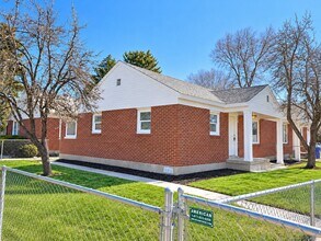 Building Photo - 458 E Lambourne Ave
