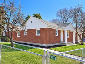 Building Photo - 458 E Lambourne Ave