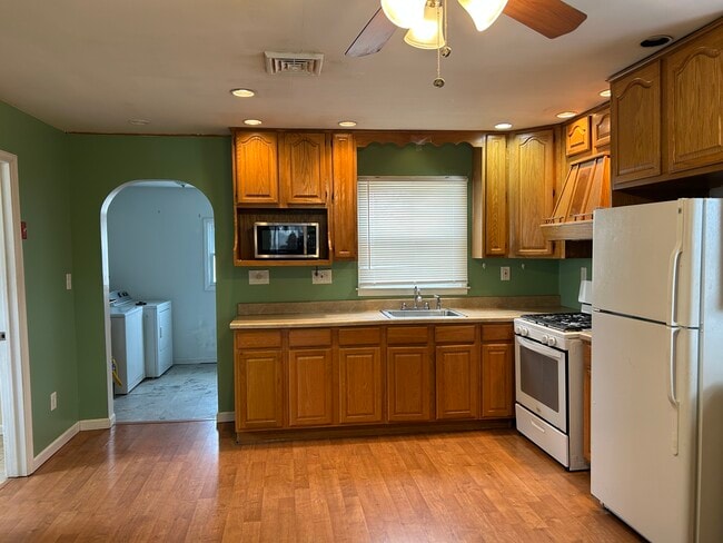 Building Photo - 702 Edmunds Ave