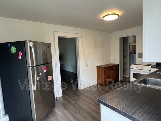 Photo du bâtiment - 175 Eckhardt Ave W