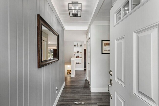 Building Photo - Beautiful 4 Bedroom Close to Everything!