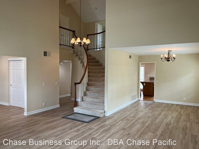 Building Photo - 3 br, 3 bath House - 126 E. Yale Loop #14