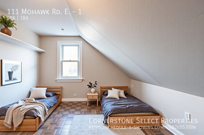 Building Photo - Updated 3 Bedroom In Triplex