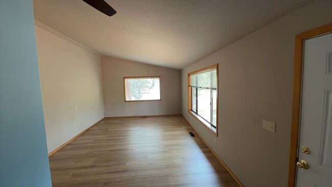 Foto del edificio - 3 Bedroom / 2 Bathroom Home in NE Bend.