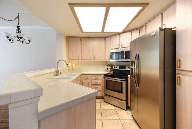 Building Photo - 640 Camino De La Reina