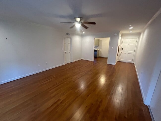 Foto del edificio - 5516 Lakeshore Dr