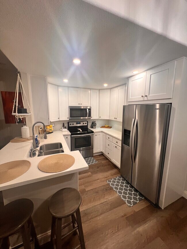 Building Photo - 550 Camino De La Reina