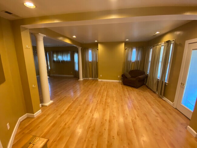 Building Photo - 5840 Phillips Ave