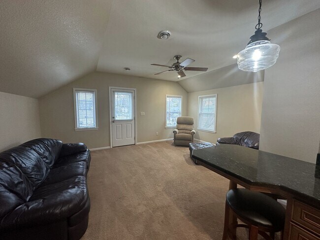 Foto del edificio - UPDATED UPPER DUPLEX IN PEWAUKEE!