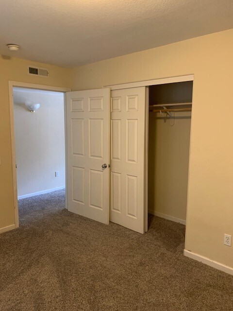 Building Photo - Spacious 2 Bedroom Upstairs Condo