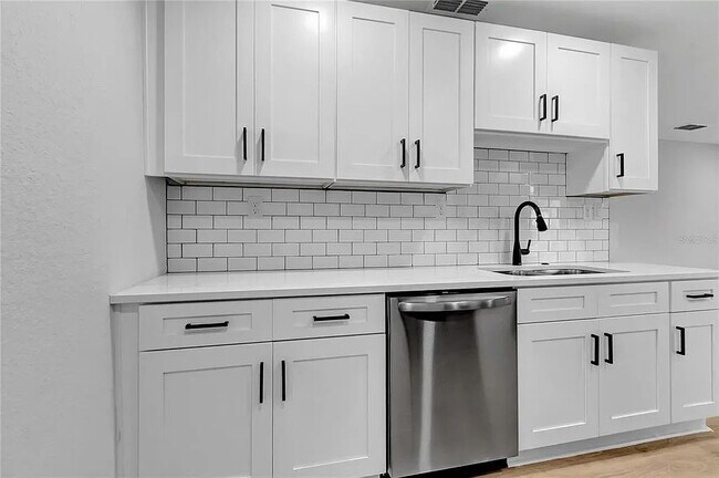 Foto del edificio - "Charming 2-Bed Duplex Retreat at 770 Scot...