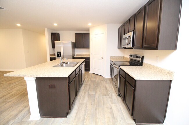 Foto del edificio - Newer construction 4 bedroom 2 bathroom ho...