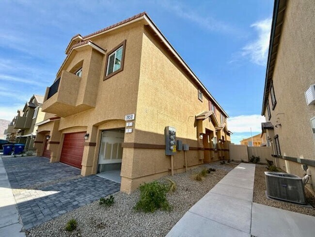Foto del edificio - 2 Bedroom NEW Townhouse with Mountain Views close to the VA Hospital in North Las Vegas.