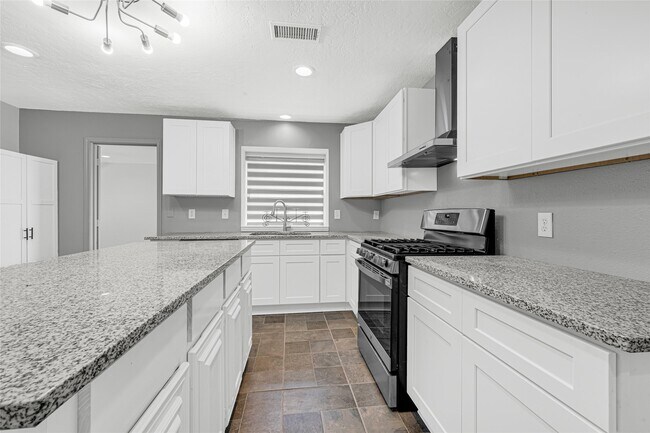 Foto del edificio - 705 Holly Springs Ct
