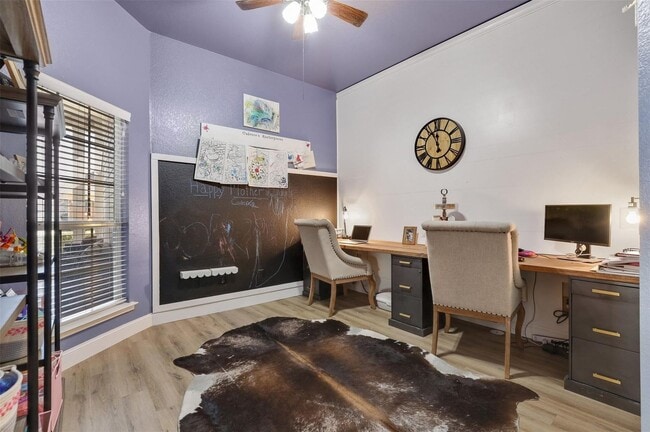 Foto del edificio - Beautiful house includes oversized covered Front Porch, features 4 Beds, 2 Baths, Study, Gameroom...