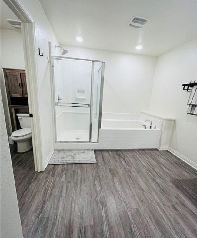 Building Photo - 3 Bdrm, 2.5 Ba Townhouse w/2 Car Attached ...