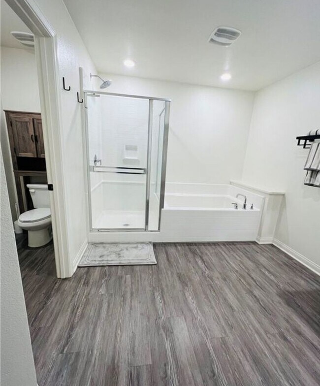 Foto del edificio - 3 Bdrm, 2.5 Ba Townhouse w/2 Car Attached Garage Available For Rent