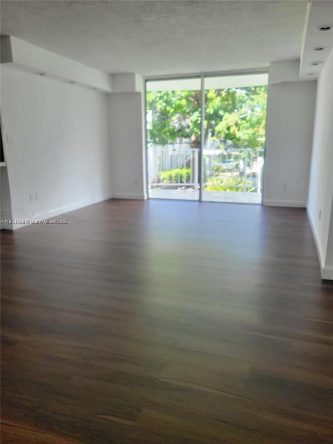 Foto del edificio - 494 NW 165th St