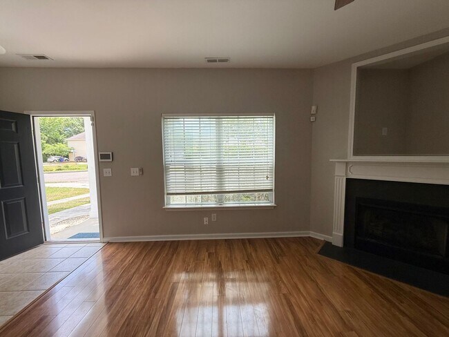 Foto del edificio - Move in Ready Three Bedroom Townhome in West Ashley