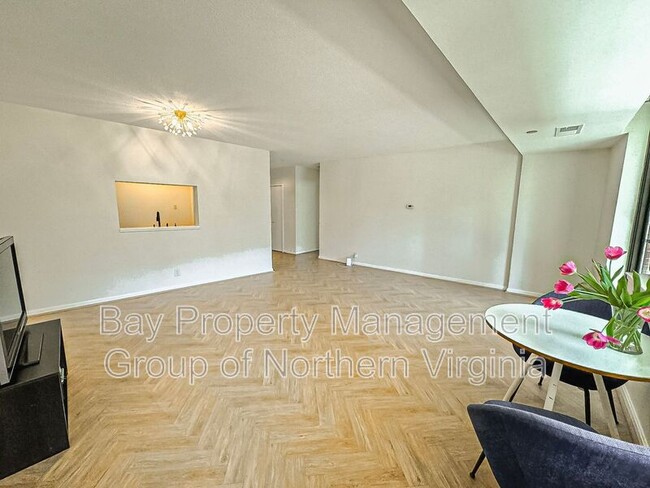 Building Photo - 1805 Crystal Dr