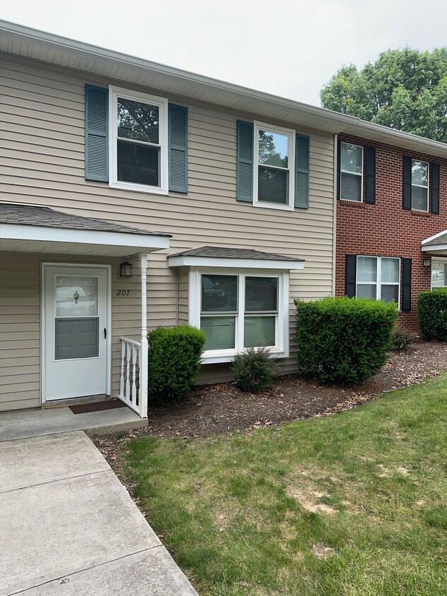 Primary Photo - Townhouse in the popular Pheasant Run comm...