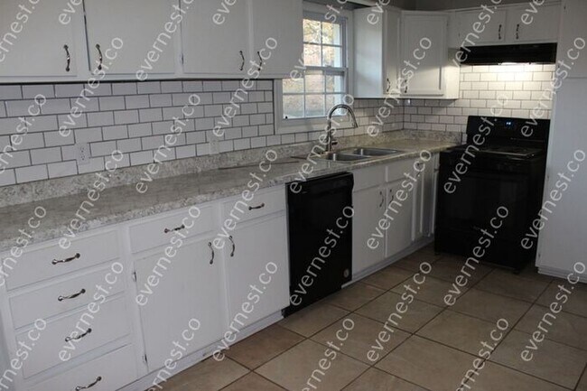 Building Photo - 3 BED & 1.5 BATH / PET-FRIENDLY / S8 ACCEPTED