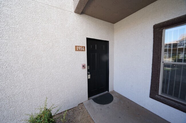 Building Photo - SHOWINGS AVAILABLE NOW
