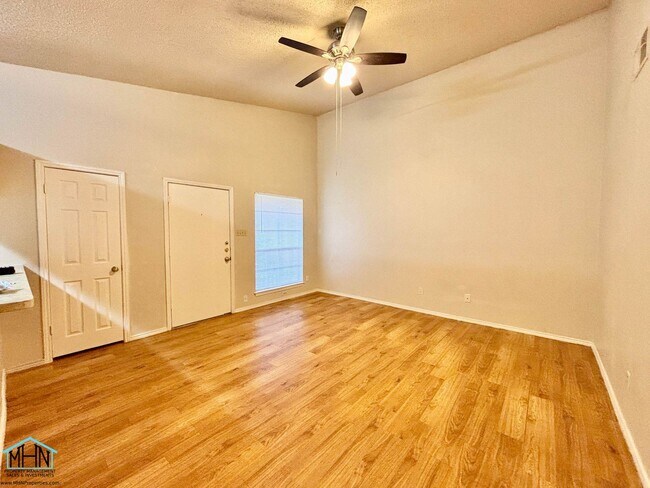 Foto del edificio - Cute & Cozy Duplex Nestled in a Prime Loca...