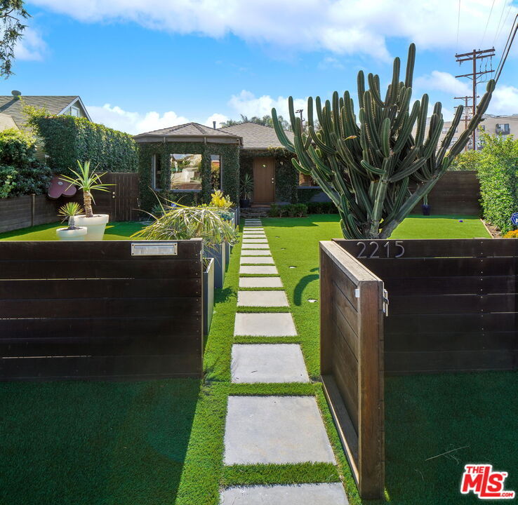 Foto principal - 2215 Wellesley Ave