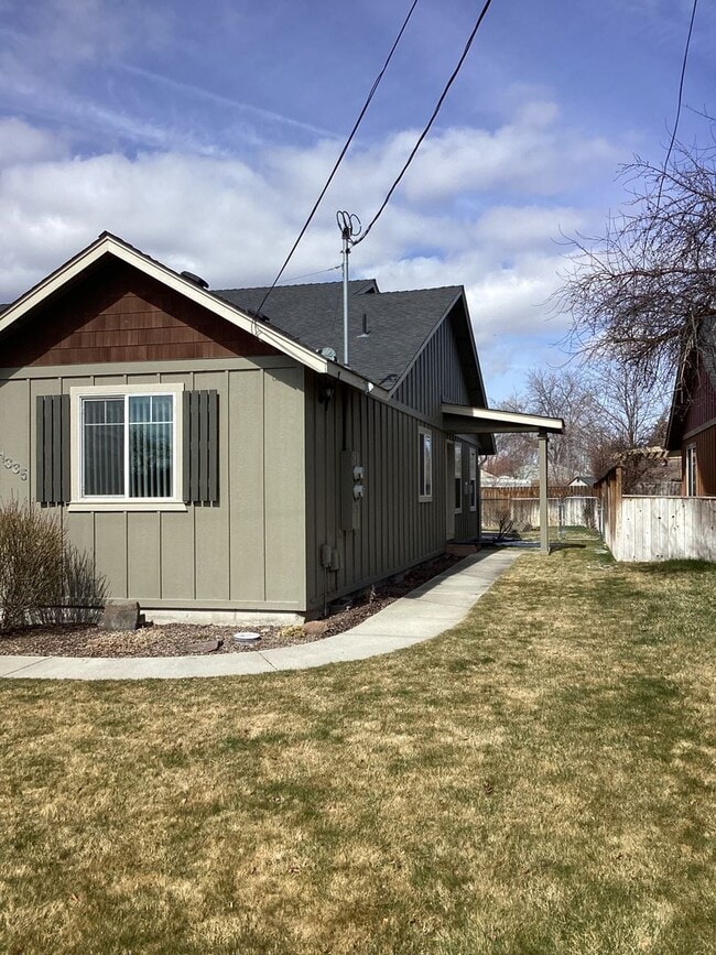 Foto del edificio - 1335-1335 NE Del Norte Ave