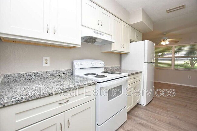 Building Photo - 561 Lake Bonny Dr E