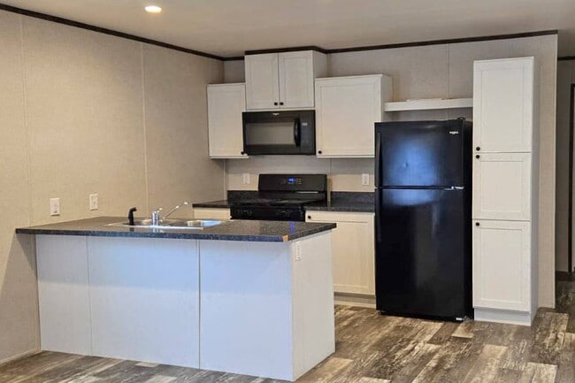 Building Photo - 2128 S Riverside Dr