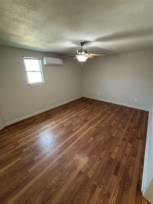 Foto del edificio - 5520 Menard Ave