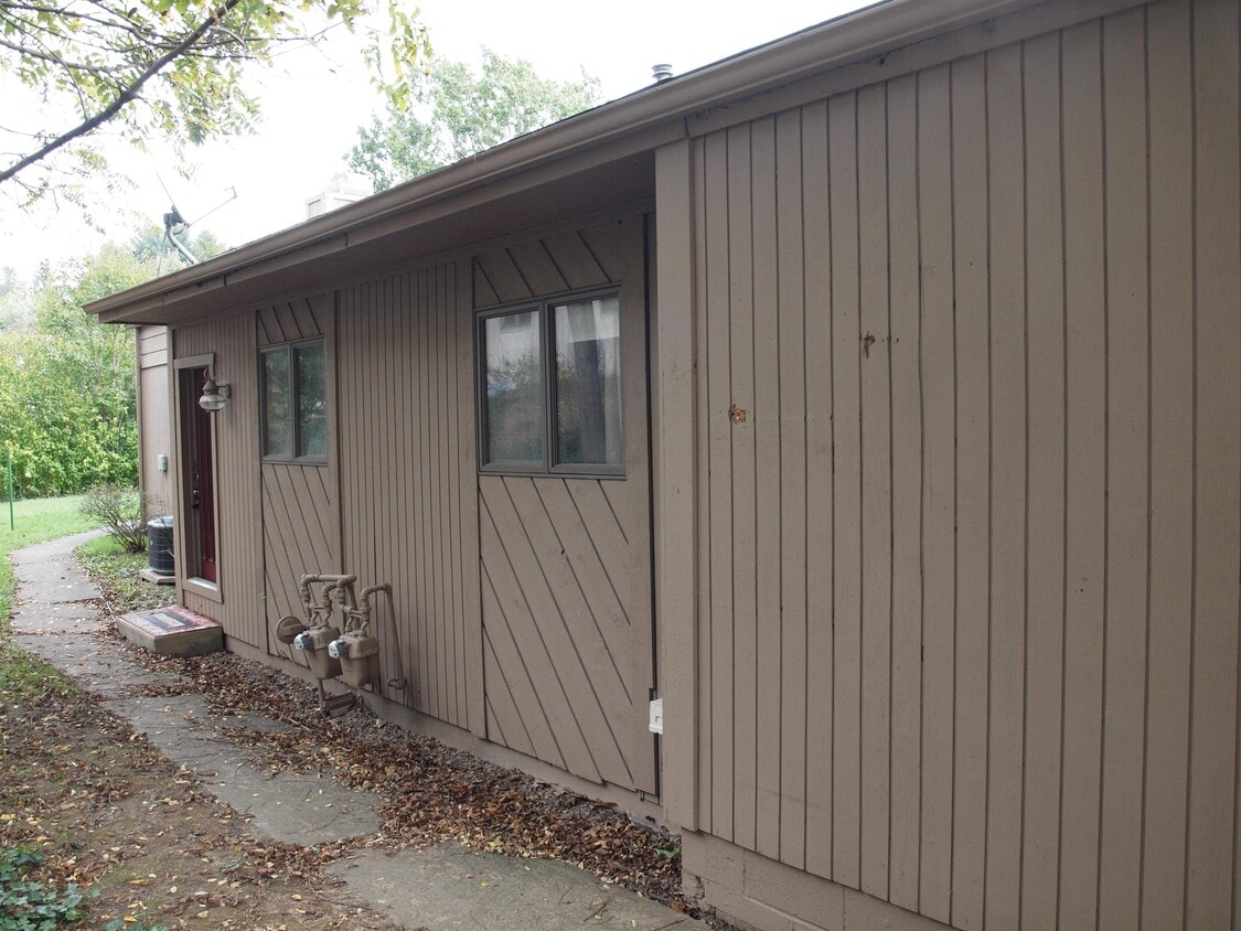 1113 Applegrove St NW, North Canton, OH 44720 Townhome Rentals in