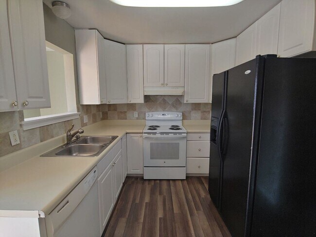 Foto del edificio - Spacious 3BD, 2.5BA Duplex in Clayton with Large Fenced Backyard