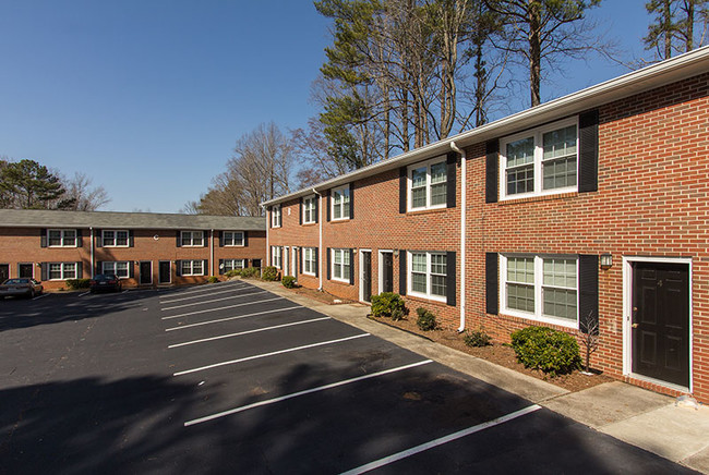 Varios de los edificios - Lilburn School Townhomes