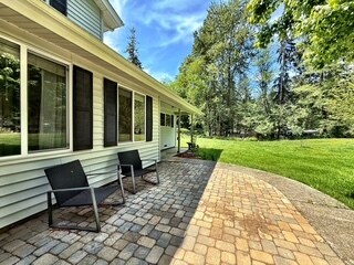 Foto del edificio - 450 NE Riverhill Dr